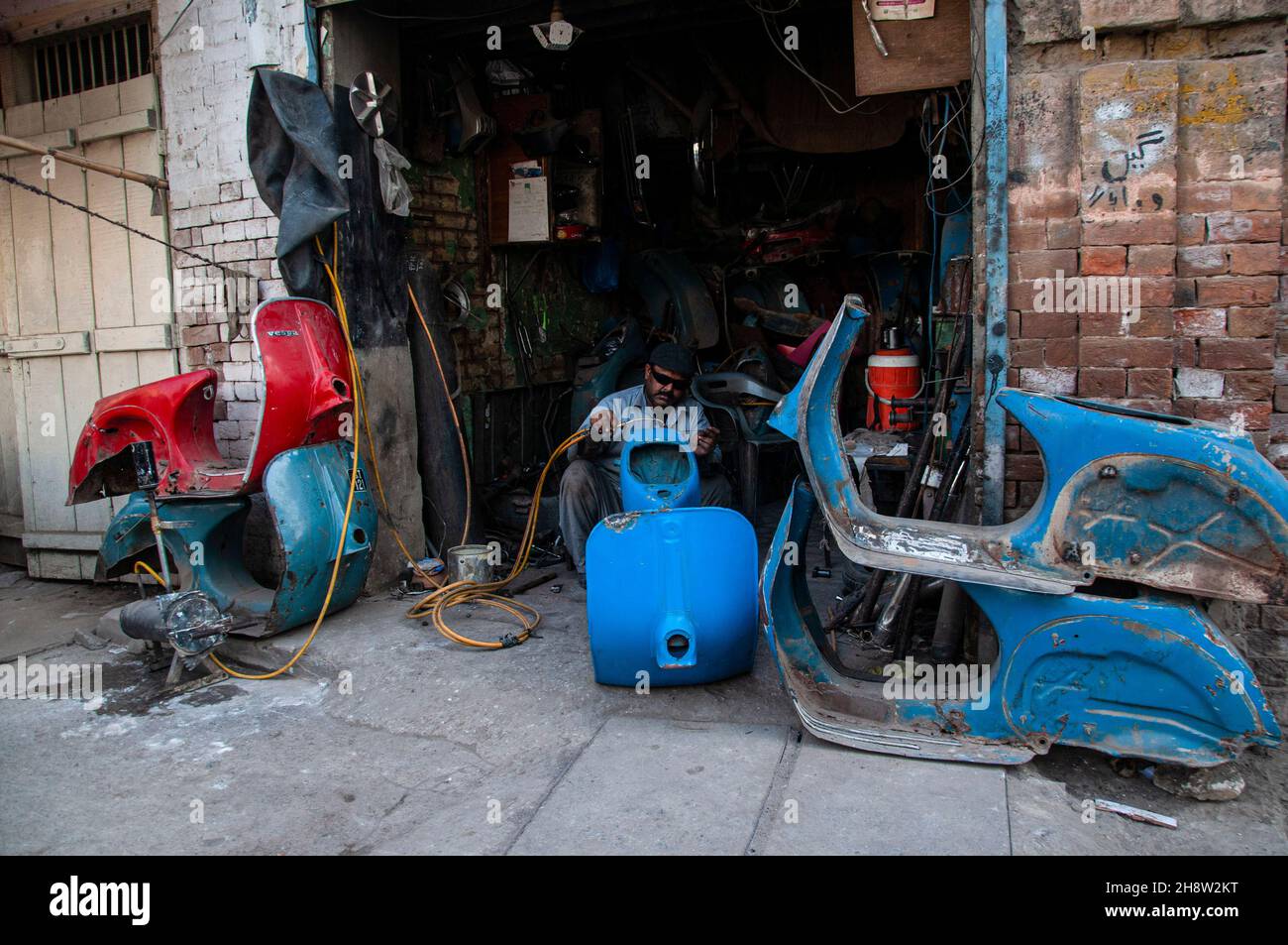 Rawalpindi, Pakistan während die Straßen Pakistans mit billigen chinesischen Motorrädern übersät sind, sind Fans des seltenen Vespa-Motorrollers abgekratzen Stockfoto