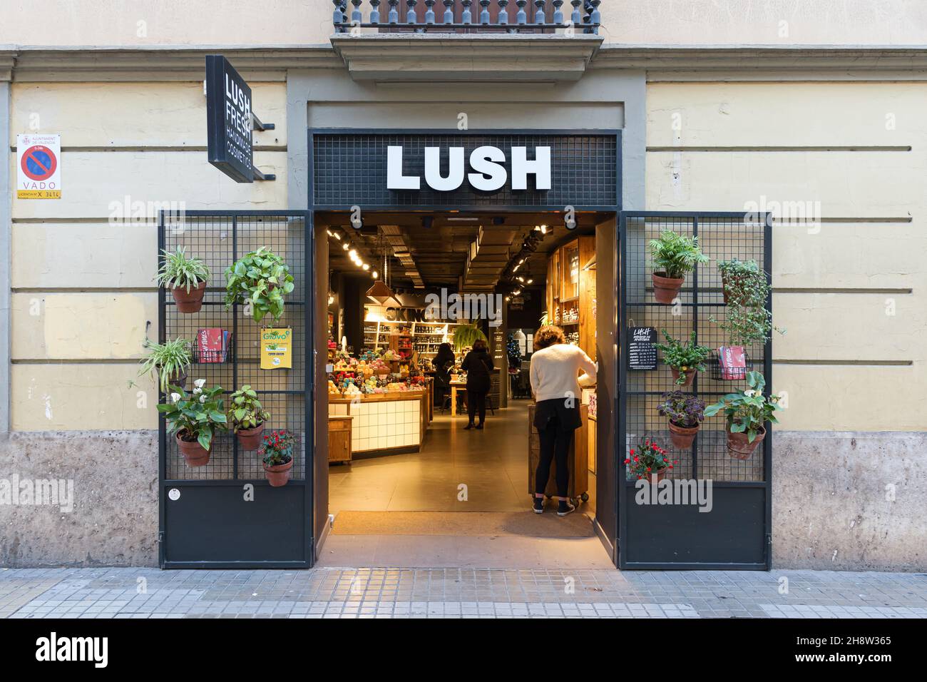 VALENCIA, SPANIEN - 02. DEZEMBER 2021: Lush ist ein britischer Kosmetikhändler, der behauptet, nur vegetarische Rezepte zu verwenden Stockfoto