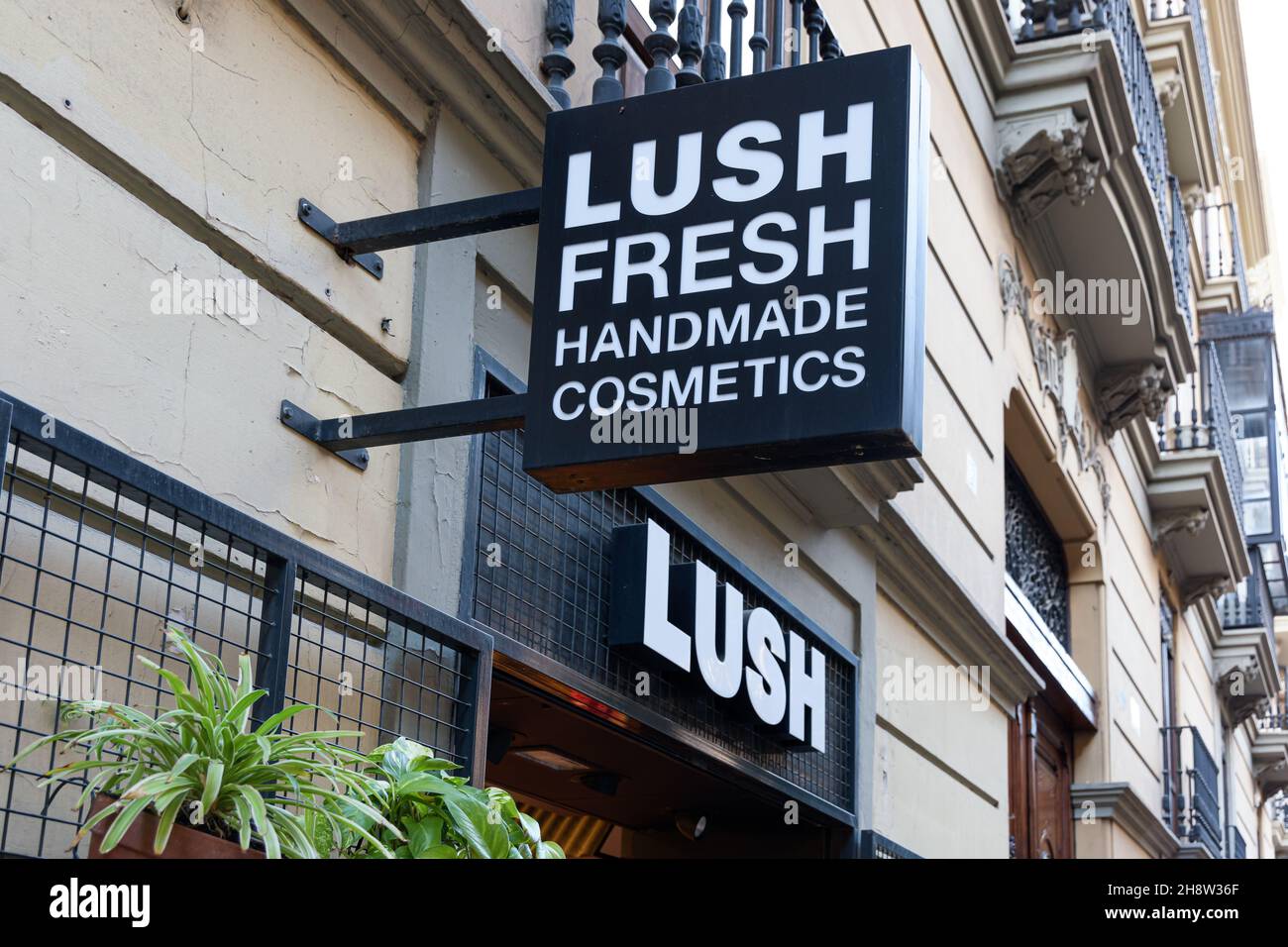 VALENCIA, SPANIEN - 02. DEZEMBER 2021: Lush ist ein britischer Kosmetikhändler, der behauptet, nur vegetarische Rezepte zu verwenden Stockfoto