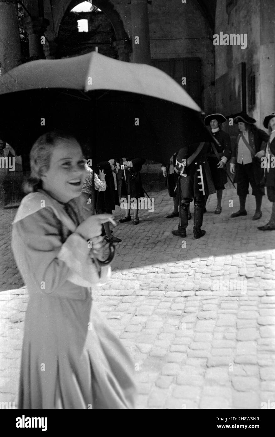 Renate Müller als Liselotte von der Pfalz am Set zum gleichnamigen Film, Regie: Carl Froelich, 1935. Schauspielerin Renate Müller als Prinzessin Charlotte Elisabeth, Herzogin von Orleans am Drehset zum Film das Privatleben Ludwigs XIV., alias Liselotte von der Pfalz, Regie: Carl Froelich, 1935. Stockfoto