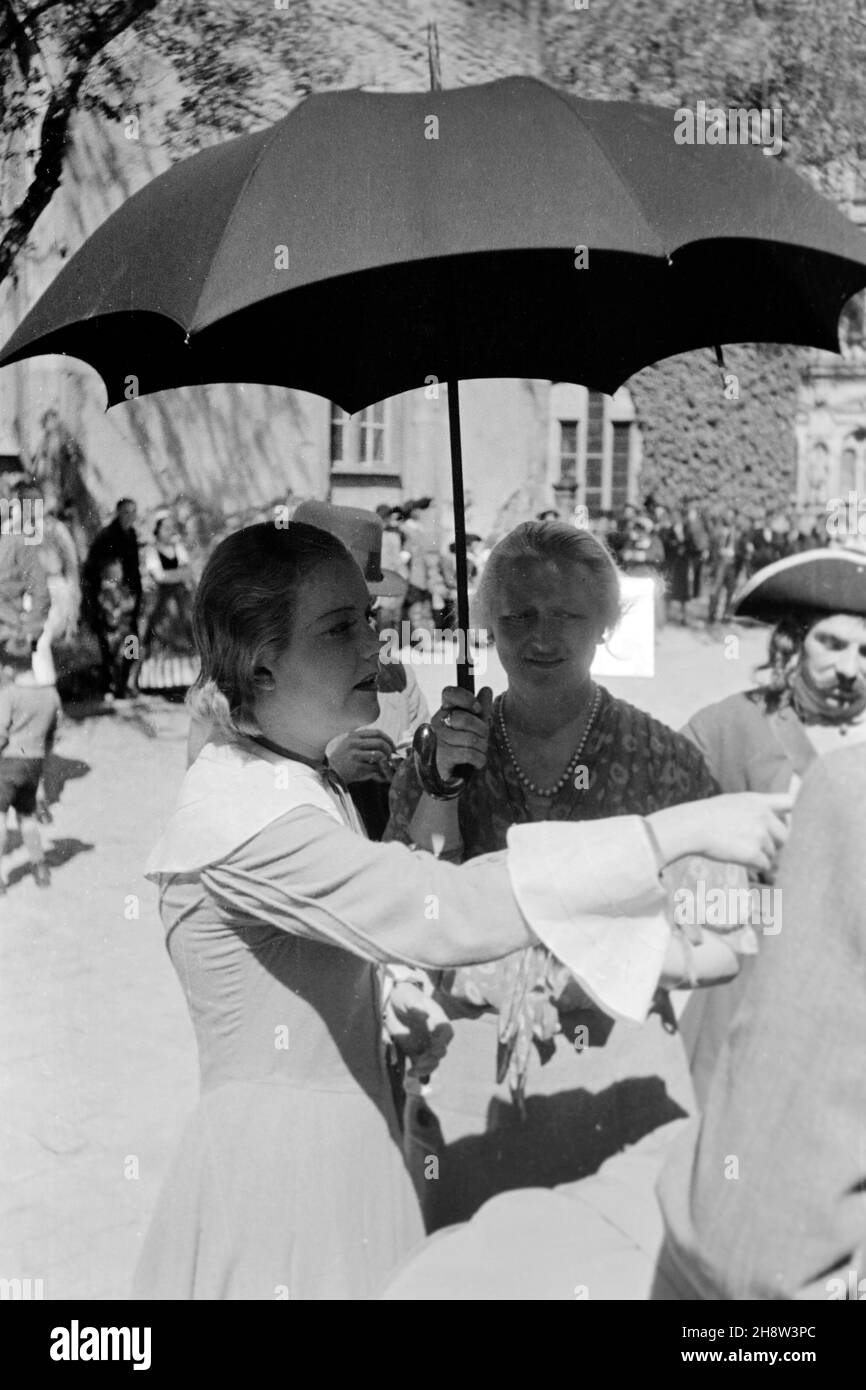 Renate Müller als Liselotte von der Pfalz am Set zum gleichnamigen Film, Regie: Carl Froelich, 1935. Schauspielerin Renate Müller als Prinzessin Charlotte Elisabeth, Herzogin von Orleans am Drehset zum Film das Privatleben Ludwigs XIV., alias Liselotte von der Pfalz, Regie: Carl Froelich, 1935. Stockfoto