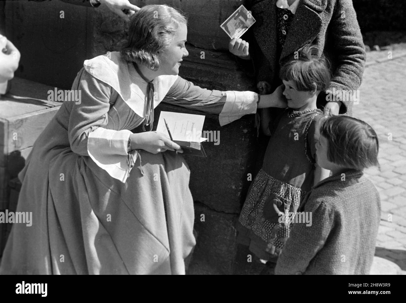 Renate Müller als Liselotte von der Pfalz am Set zum gleichnamigen Film, Regie: Carl Froelich, 1935. Schauspielerin Renate Müller als Prinzessin Charlotte Elisabeth, Herzogin von Orleans am Drehset zum Film das Privatleben Ludwigs XIV., alias Liselotte von der Pfalz, Regie: Carl Froelich, 1935. Stockfoto