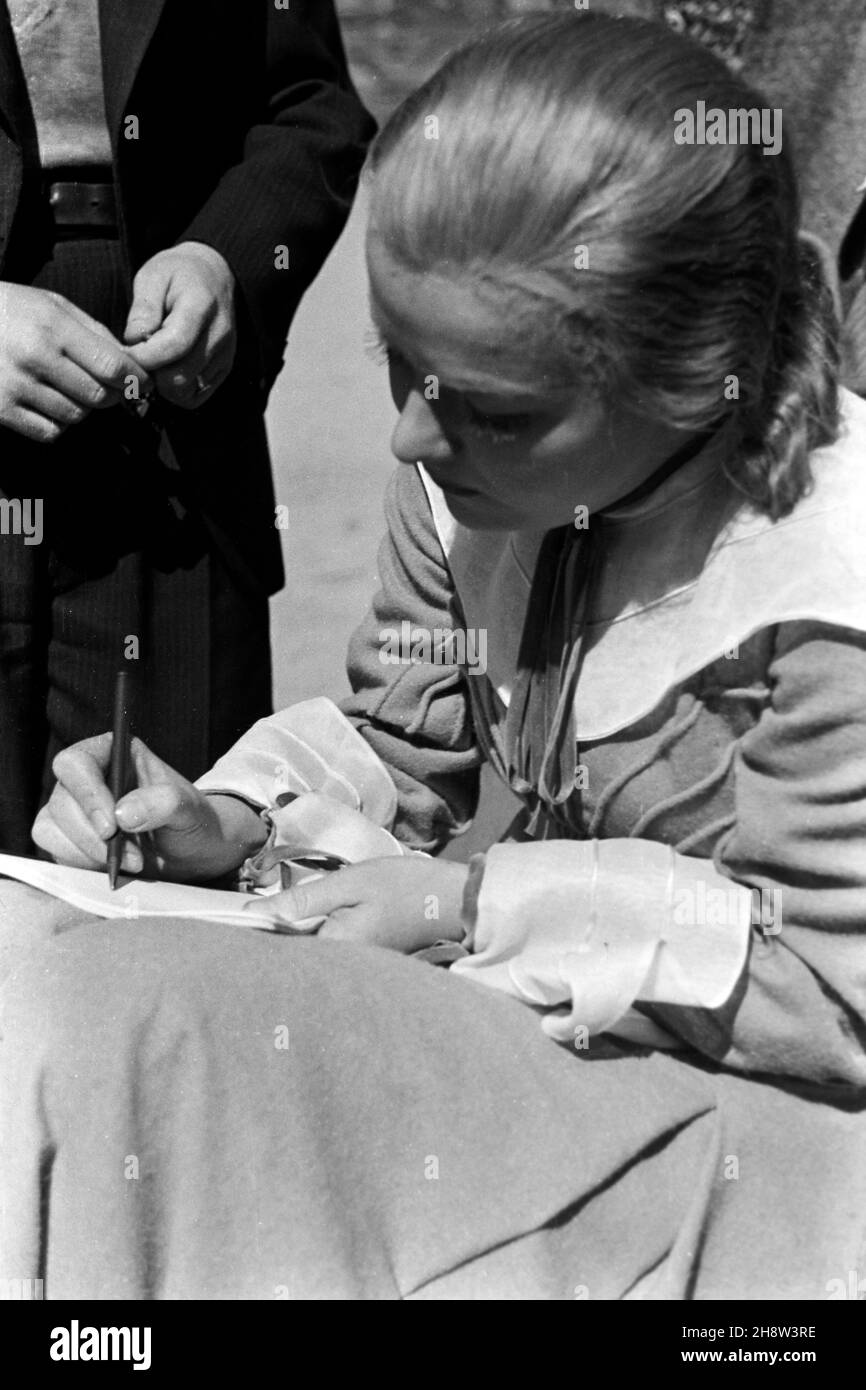 Renate Müller als Liselotte von der Pfalz am Set zum gleichnamigen Film, Regie: Carl Froelich, 1935. Schauspielerin Renate Müller als Prinzessin Charlotte Elisabeth, Herzogin von Orleans am Drehset zum Film das Privatleben Ludwigs XIV., alias Liselotte von der Pfalz, Regie: Carl Froelich, 1935. Stockfoto