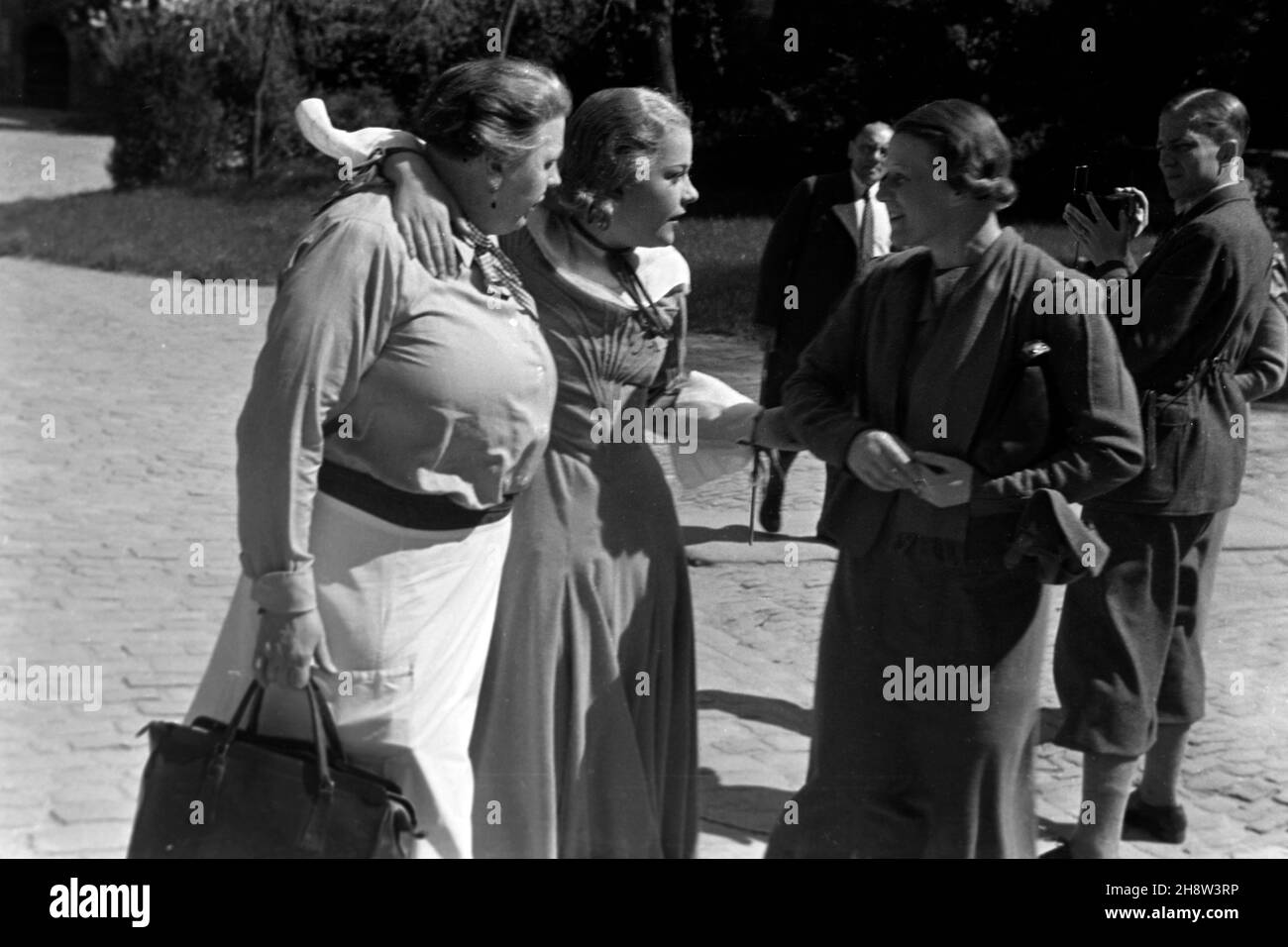 Renate Müller als Liselotte von der Pfalz am Set zum gleichnamigen Film, Regie: Carl Froelich, 1935. Schauspielerin Renate Müller als Prinzessin Charlotte Elisabeth, Herzogin von Orleans am Drehset zum Film das Privatleben Ludwigs XIV., alias Liselotte von der Pfalz, Regie: Carl Froelich, 1935. Stockfoto