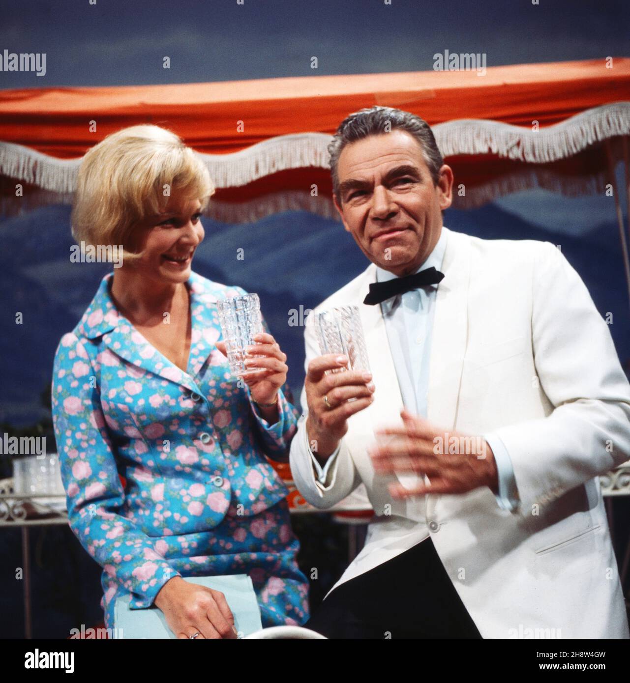 Peter Frankenfeld mit Assistentin Brigitte Laufer in der Talentshow 'und Ihr Steckenpferd?', Deutschland um 1966. Stockfoto