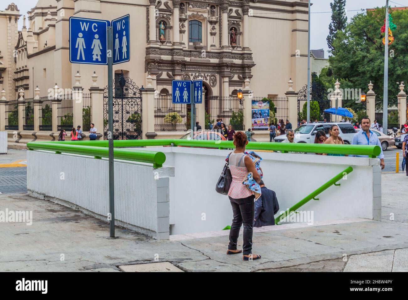 MONTERREY, MEXIKO - 2. OKTOBER 2016: Eingang zu einer öffentlichen unterirdischen Toilette auf dem Macroplaza-Platz in Monterrey. Stockfoto