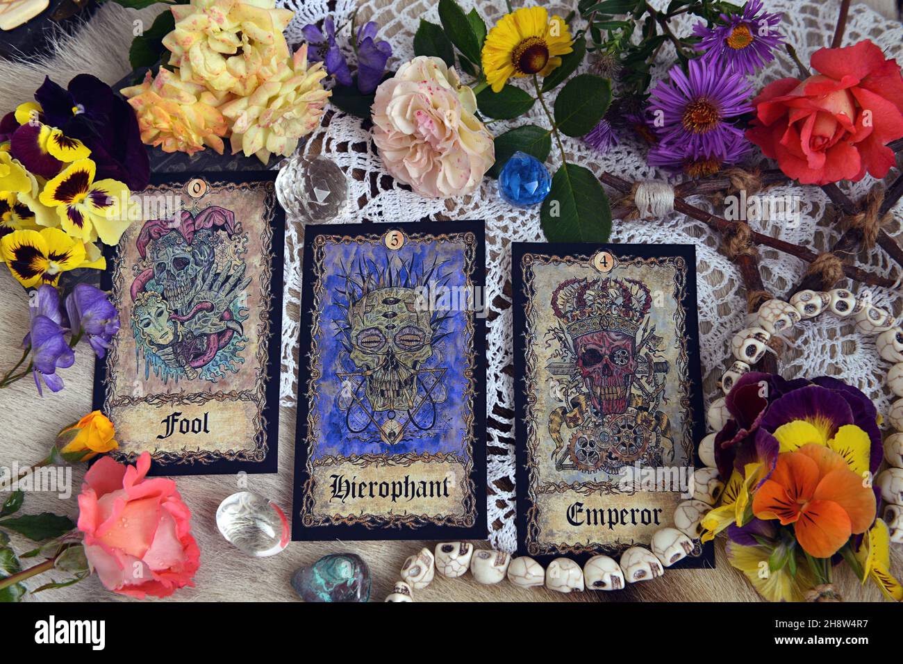 Stillleben mit Tarot-Karten und Blumen auf Hexentisch. Esoterischer, gotischer und okkulter Hintergrund, mystisches Halloween-Konzept. Stockfoto