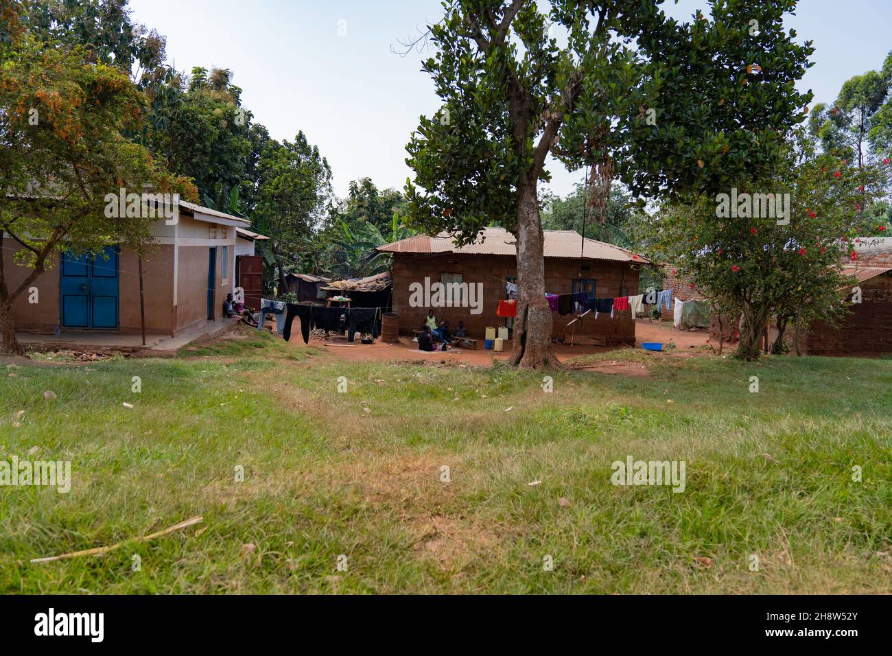Im afrikanischen Dorf leben Familien in großen Familiengruppen Stockfoto