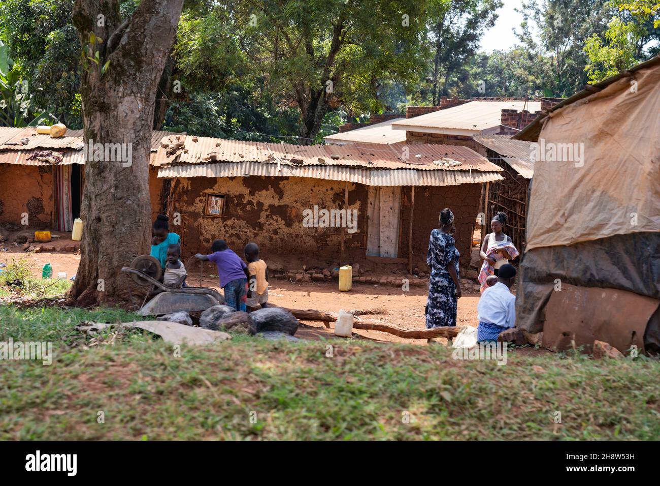 Afrikanische Familie spielt mit Kindern in der Nähe des Hauses Stockfoto