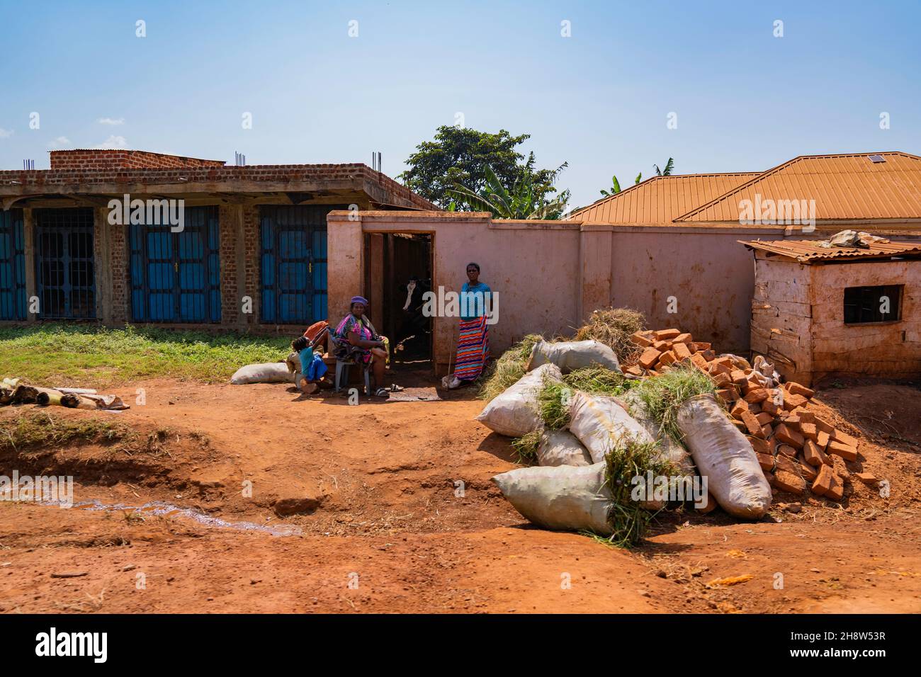 Afrikanische Frau zu Hause warten, wenn Kinder kommen zurück Stockfoto