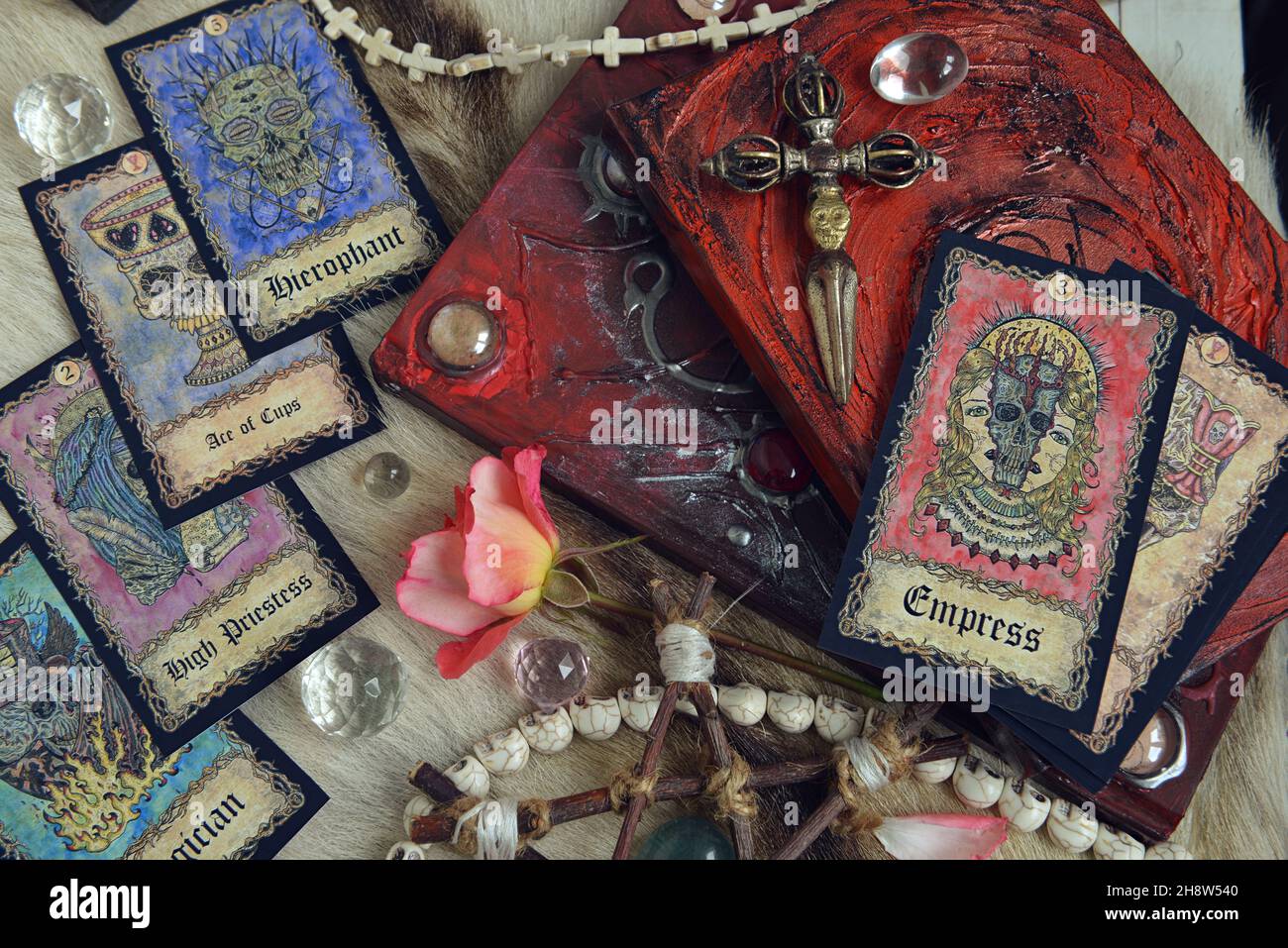 Stillleben mit Zauberbüchern, Tarot-Karten und rituellen Objekten auf dem Hexentisch. Esoterischer, gotischer und okkulter Hintergrund, mystisches Halloween-Konzept Stockfoto