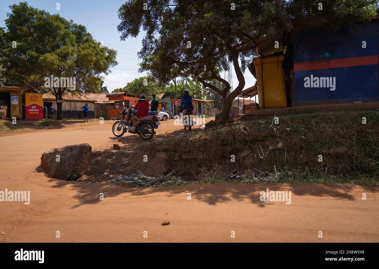 Afrikanischer Mann fährt er auf einem Motorrad. Stockfoto