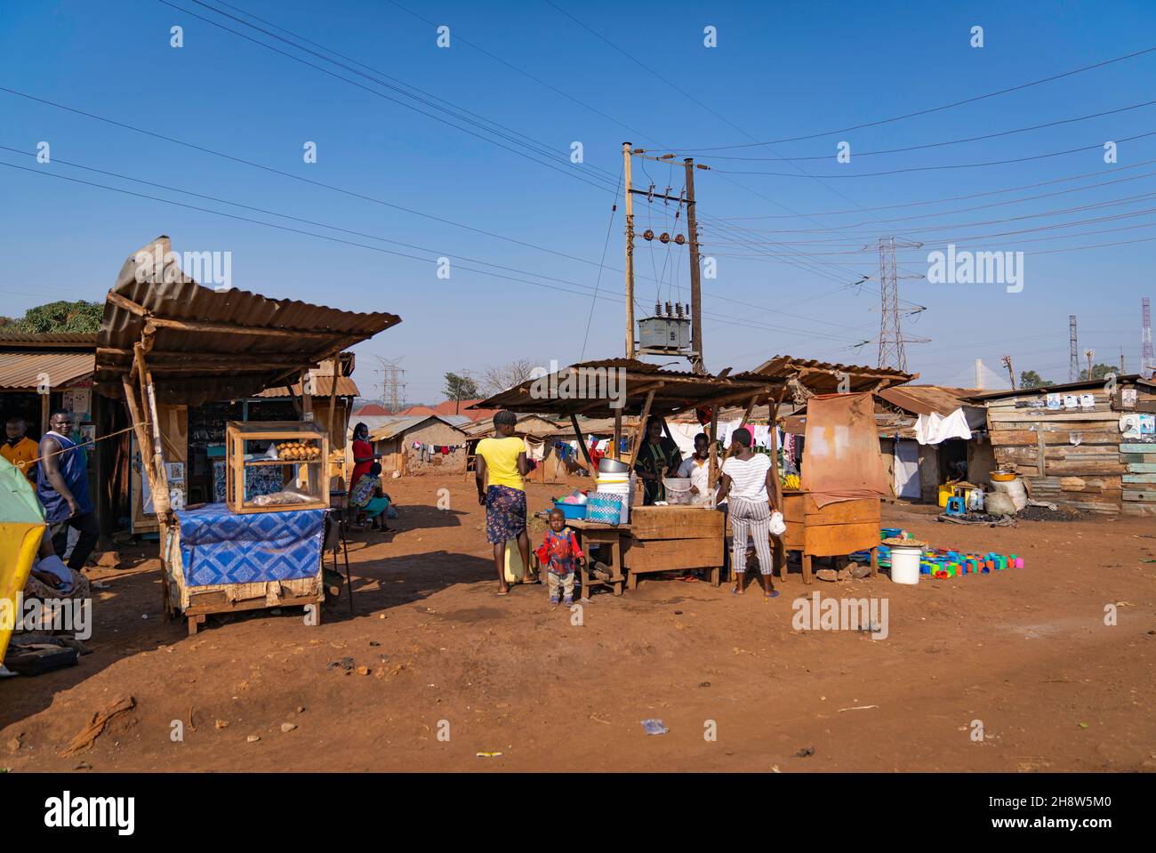 Entlang der Straße werden Obst und Gemüse aus der Region verkauft. Uganda liegt im Nordwesten des ostafrikanischen Plateaus, in der Region der Großen Seen Afrikas Stockfoto