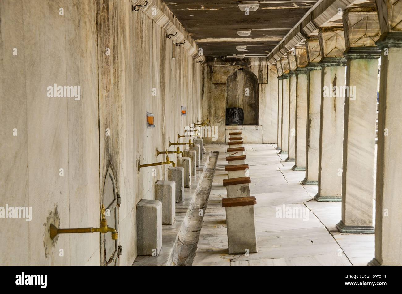 In der Moschee war ein alter Wasserhahn aus Marmor. Istanbul Türkei Stockfoto