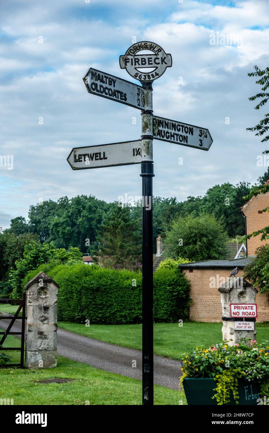 Englische ikonische Schilderpost in hübschem Dorf Stockfoto