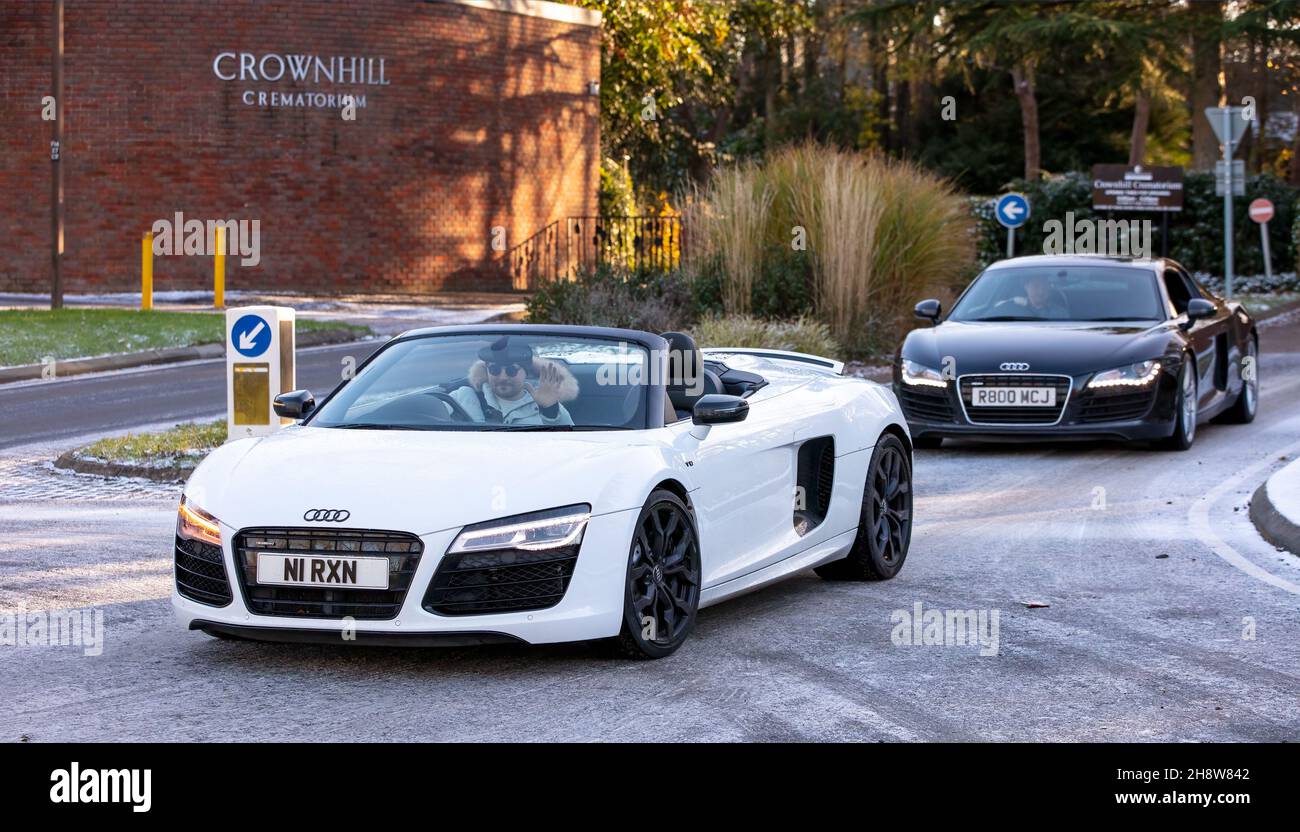 Milton Keynes, Großbritannien, 2nd. Dezember 2021.zwei Supersportwagen des Audi R8. Auf eine Anfrage der Familie in den sozialen Medien in letzter Minute antworteten lokale Autofans mit ihren Oldtimern und Supersportwagen für die Beerdigung des Autoliebhabers Roger Coulson, der kürzlich im Alter von 73 Jahren starb. Quelle: Se Thatcher/Alamy Live News Stockfoto