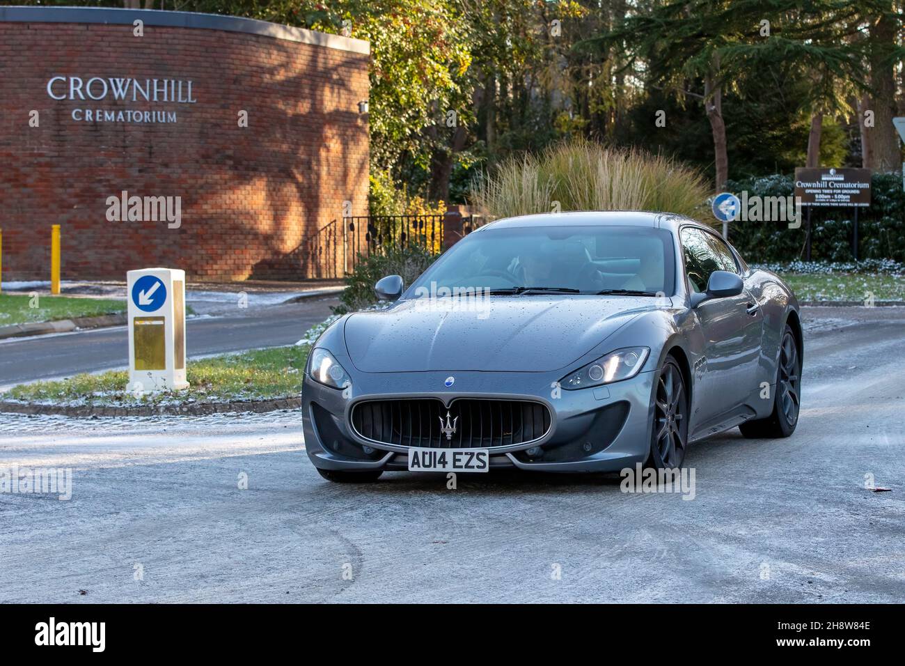 Milton Keynes, Großbritannien, 2nd. Dez 2021,2014 Maserati Supercar. Auf eine Anfrage der Familie in den sozialen Medien in letzter Minute antworteten lokale Autofans mit ihren Oldtimern und Supersportwagen für die Beerdigung des Autoliebhabers Roger Coulson, der kürzlich im Alter von 73 Jahren starb. Quelle: Se Thatcher/Alamy Live News Stockfoto