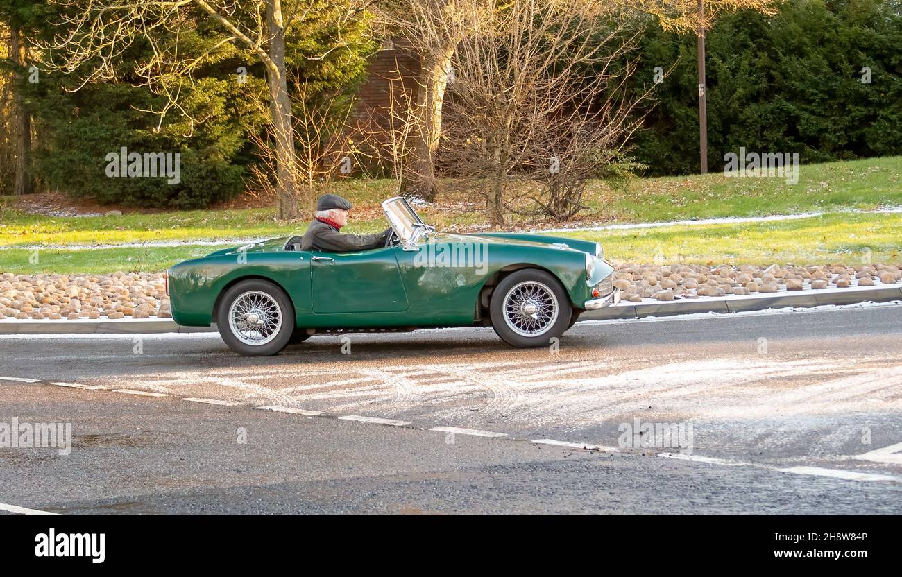 Milton Keynes, Großbritannien, 2nd. Dezember 2021. 1960 Turner klassischer Sportwagen. Auf eine Anfrage der Familie in den sozialen Medien in letzter Minute antworteten lokale Autofans mit ihren Oldtimern und Supersportwagen für die Beerdigung des Autoliebhabers Roger Coulson, der kürzlich im Alter von 73 Jahren starb. Quelle: Se Thatcher/Alamy Live News Stockfoto