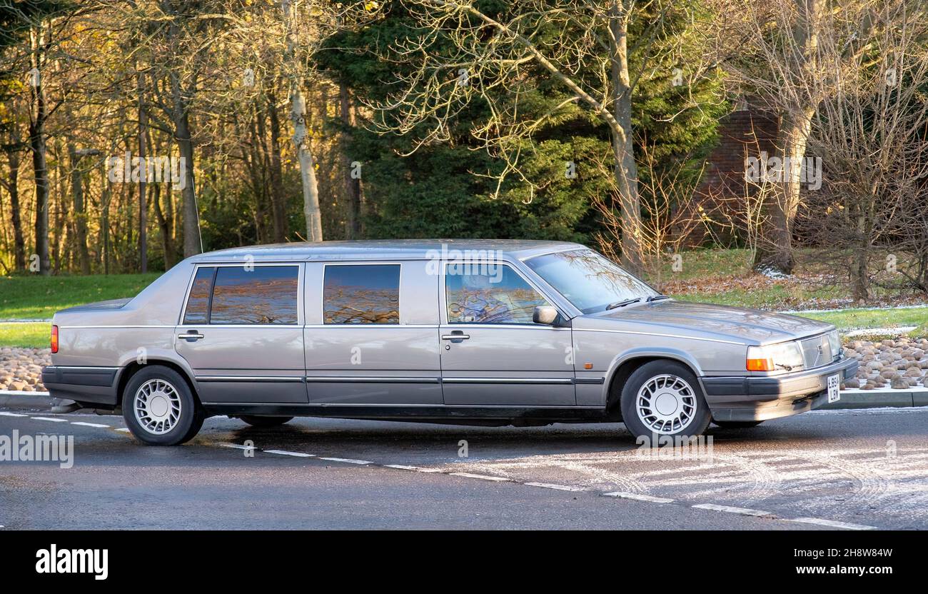 Milton Keynes, Großbritannien, 2nd. Dezember 2021. 1994 Volvo-Limousine. Auf eine Anfrage der Familie in den sozialen Medien in letzter Minute antworteten lokale Autofans mit ihren Oldtimern und Supersportwagen für die Beerdigung des Autoliebhabers Roger Coulson, der kürzlich im Alter von 73 Jahren starb. Quelle: Se Thatcher/Alamy Live News Stockfoto