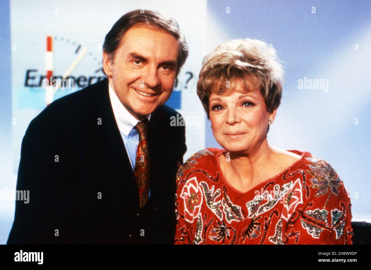 Grit Boettcher, deutsche Schauspielerin und Harald Juhnke in der 'Berliner Sketchparade', Deutschland 1994. Die deutsche Schauspielerin Grit Boettcher und Harald Juhnke präsentieren die 'Berliner Sketchparade', Deutschland 1994. Stockfoto