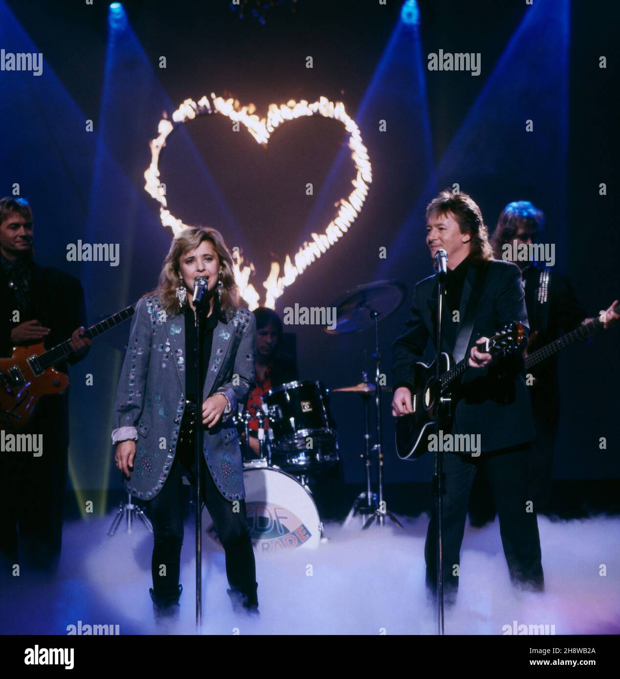 Suzi Quatro, amerikanische Sängerin und Musikerin beim gemeinsamen Auftritt mit dem britischen Sänger und Musiker Chris Norman, mit dem Song: I Need Your Love, 1992. Suzi Quatro, amerikanische Sängerin und Musikerin, die den Song mit dem britischen Sänger und Musiker Chris Norman aufführt: I Need Your Love, 1992. Stockfoto