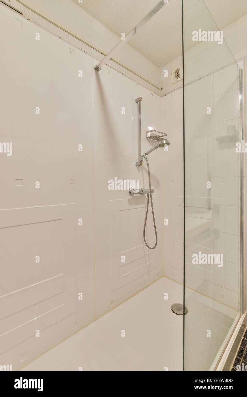 Luxuriöses Badezimmer mit einer großen gemütlichen Dusche Stockfoto