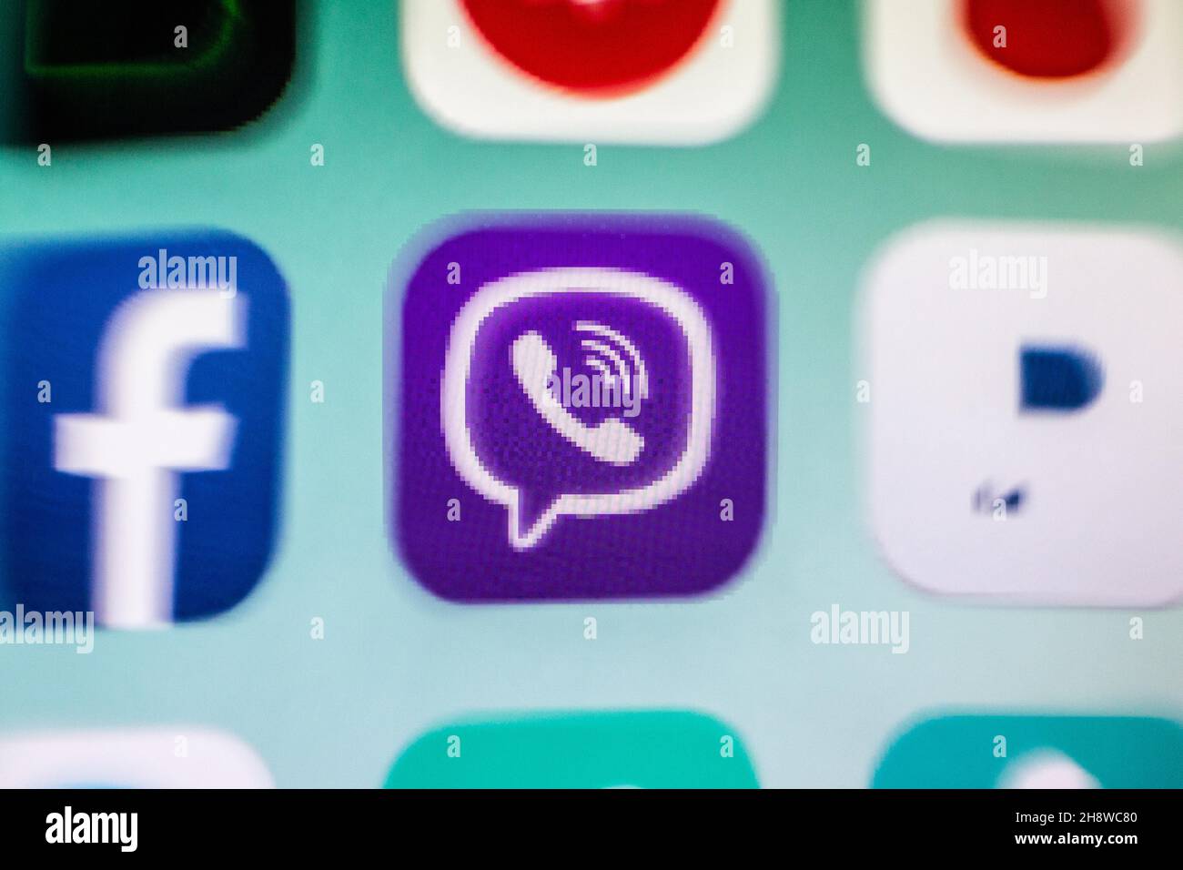 In dieser Abbildung sehen Sie eine Nahaufnahme eines Viber App-Symbols, das auf einem Smartphone-Bildschirm angezeigt wird. Stockfoto