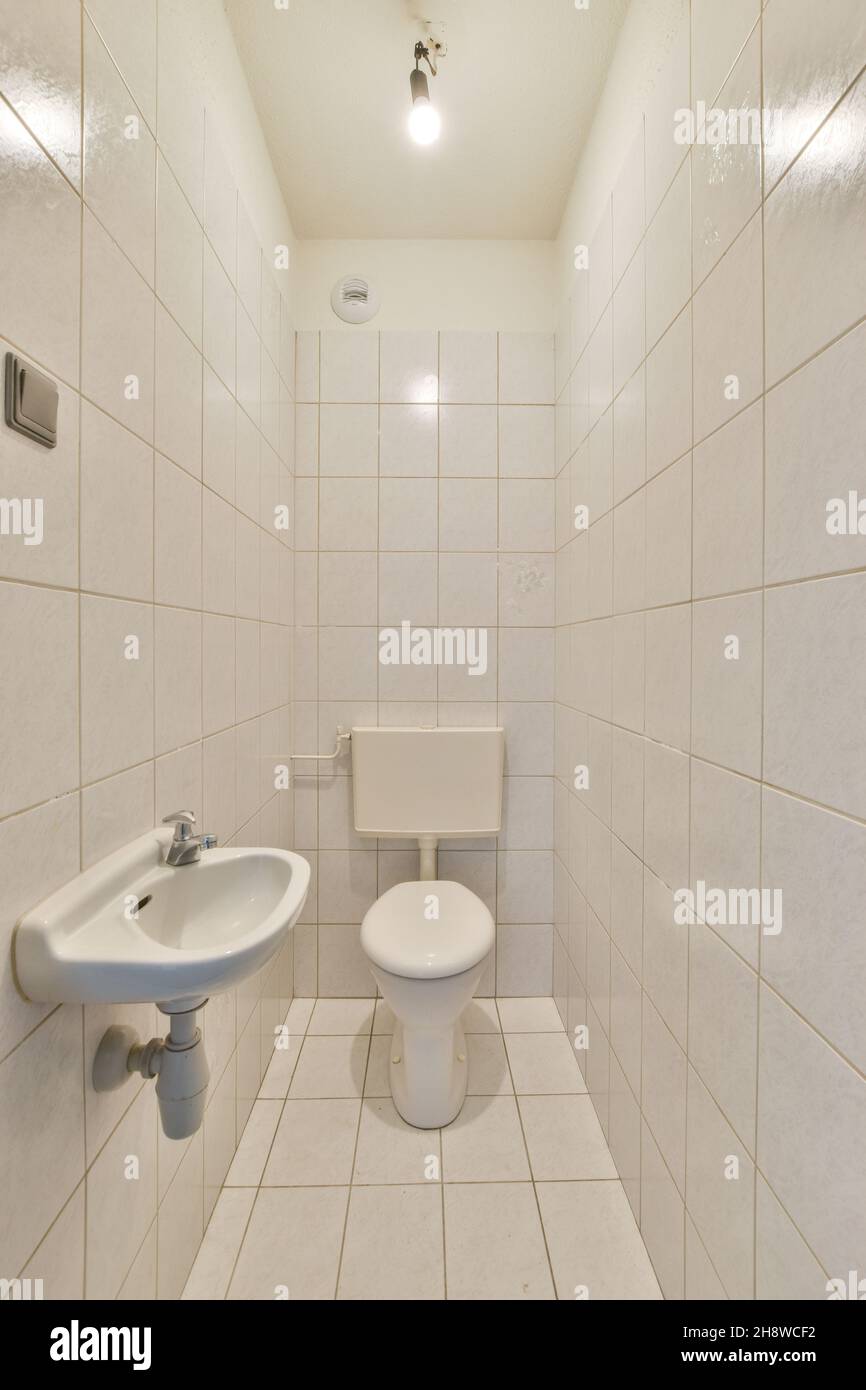 Luxuriöses Badezimmer mit entzückender Toilette und kleinem Waschbecken Stockfoto