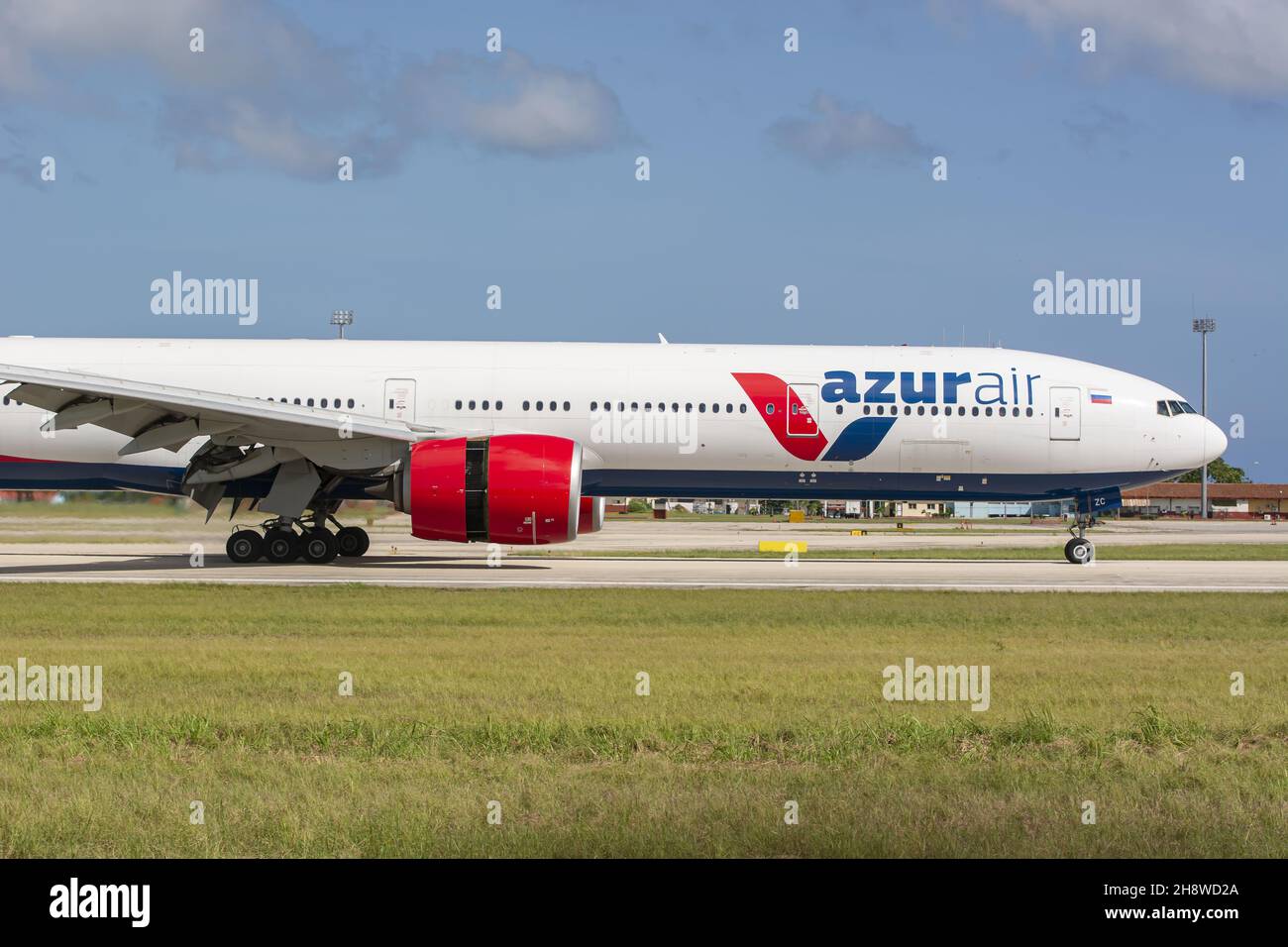 MATANZAS, KUBA - 18. Aug 2021: Die Azurair Airline im Flughafen von Varadero, Kuba auf blauem Himmel Hintergrund Stockfoto