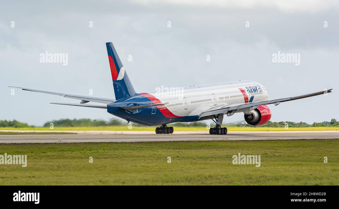 MATANZAS, KUBA - 17. Aug 2021: Die Azurair Airline im Flughafen von Varadero, Kuba auf blauem Himmel Hintergrund Stockfoto