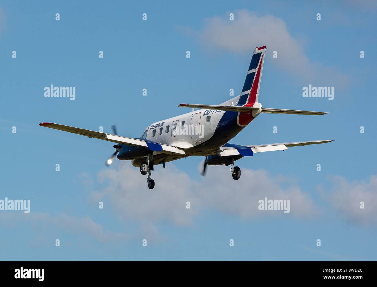 MATANZAS, KUBA - 16. Okt 2021: Die Embraer EMB 110 im Flughafen von Varadero, Kuba auf blauem Himmel Hintergrund Stockfoto