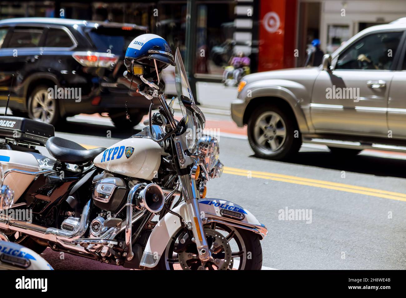 NYPD-Motorräder parkten auf den Straßen mit der Polizei in New York City Stockfoto