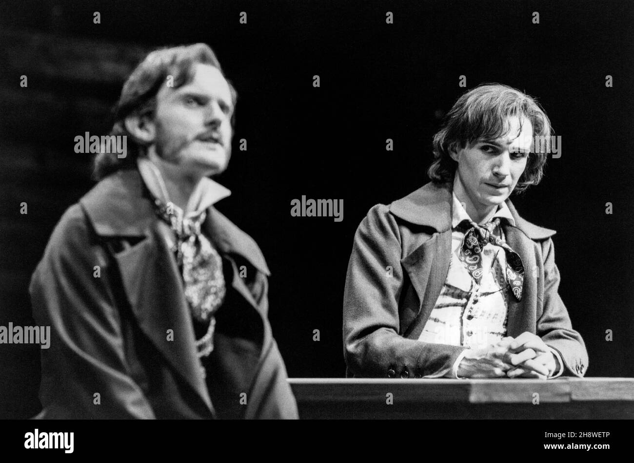 l-r: Robert Glenister (Yevgeny Vassilyich Bazarov), Ralph Fiennes (Arkady Nikolayevich Kirsanov) in FATHERS AND SONS at the Cottesloe Theatre, National Theatre (NT), London SE1 09/07/1987 für die Bühne adaptiert von Brian Friel aus dem Roman von Ivan Turgenev Bühnenbild: Carl Toms Kostüme: Lindy Hemming Beleuchtung: Steve Ramsden Regie: Michael Rudman Stockfoto