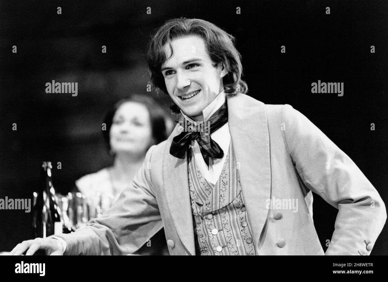 Ralph Fiennes (Arkady Nikolayevich Kirsanov) in FATHERS AND SONS at the Cottesloe Theatre, National Theatre (NT), London SE1 09/07/1987 für die Bühne adaptiert von Brian Friel aus dem Roman von Ivan Turgenev Bühnenbild: Carl Toms Kostüme: Lindy Hemming Beleuchtung: Steve Ramsden Regie: Michael Rudman Stockfoto