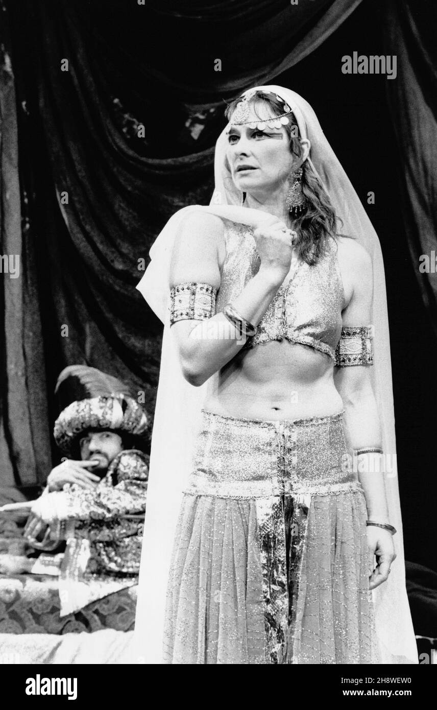 Nabil Shaban (der Kalif), Fiona Victory (Scheherezade), Paul Bhattacharjee (Omar Khayyam) in IRANIAN NIGHTS von Tariq Ali & Howard Brenton im Royal Court Theatre, London SW1 19/04/1989 Bühnenbild: Colin Piggot & Debra Overton Kostüme: Chrissy Robinson Beleuchtung: Christopher Toulmin Regie: Penny Cherns Stockfoto