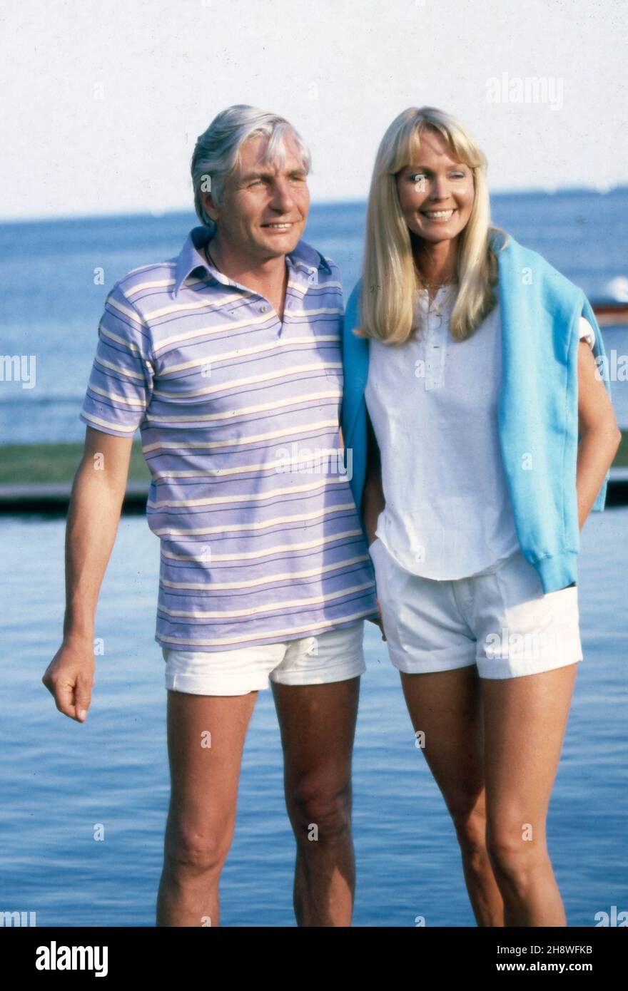 Gunter Sachs und Ehefrau Mirja am Strand von St. Tropez, Frankreich um 1988. Gunter Sachs und seine Frau Mirja machen einen Spaziergang am Strand von St. Tropez, Frankreich 1988. Stockfoto