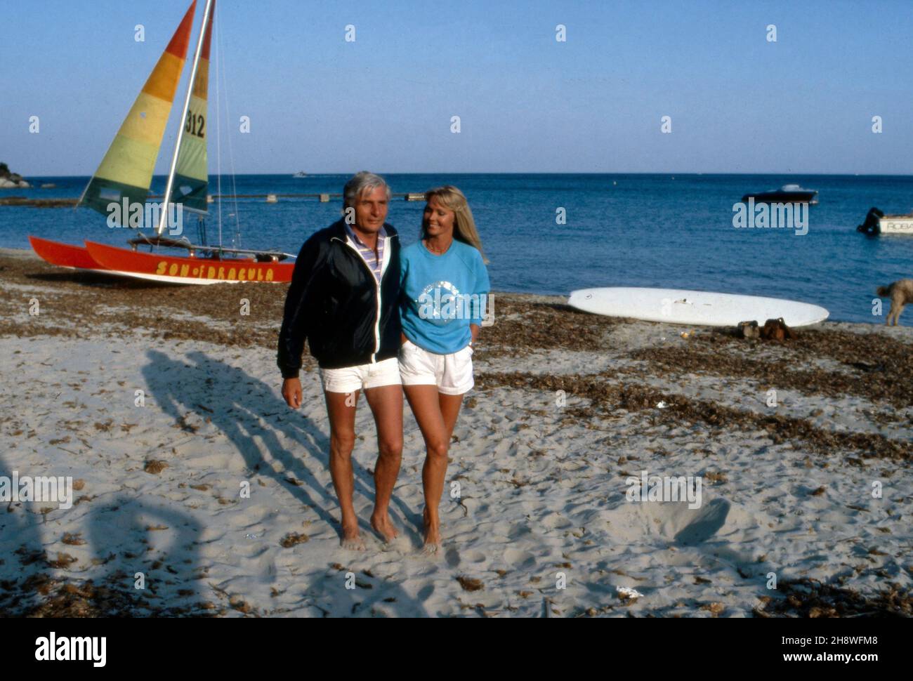 Gunter Sachs und Ehefrau Mirja am Strand von St. Tropez, Frankreich um 1988. Gunter Sachs und seine Frau Mirja machen einen Spaziergang am Strand von St. Tropez, Frankreich 1988. Stockfoto