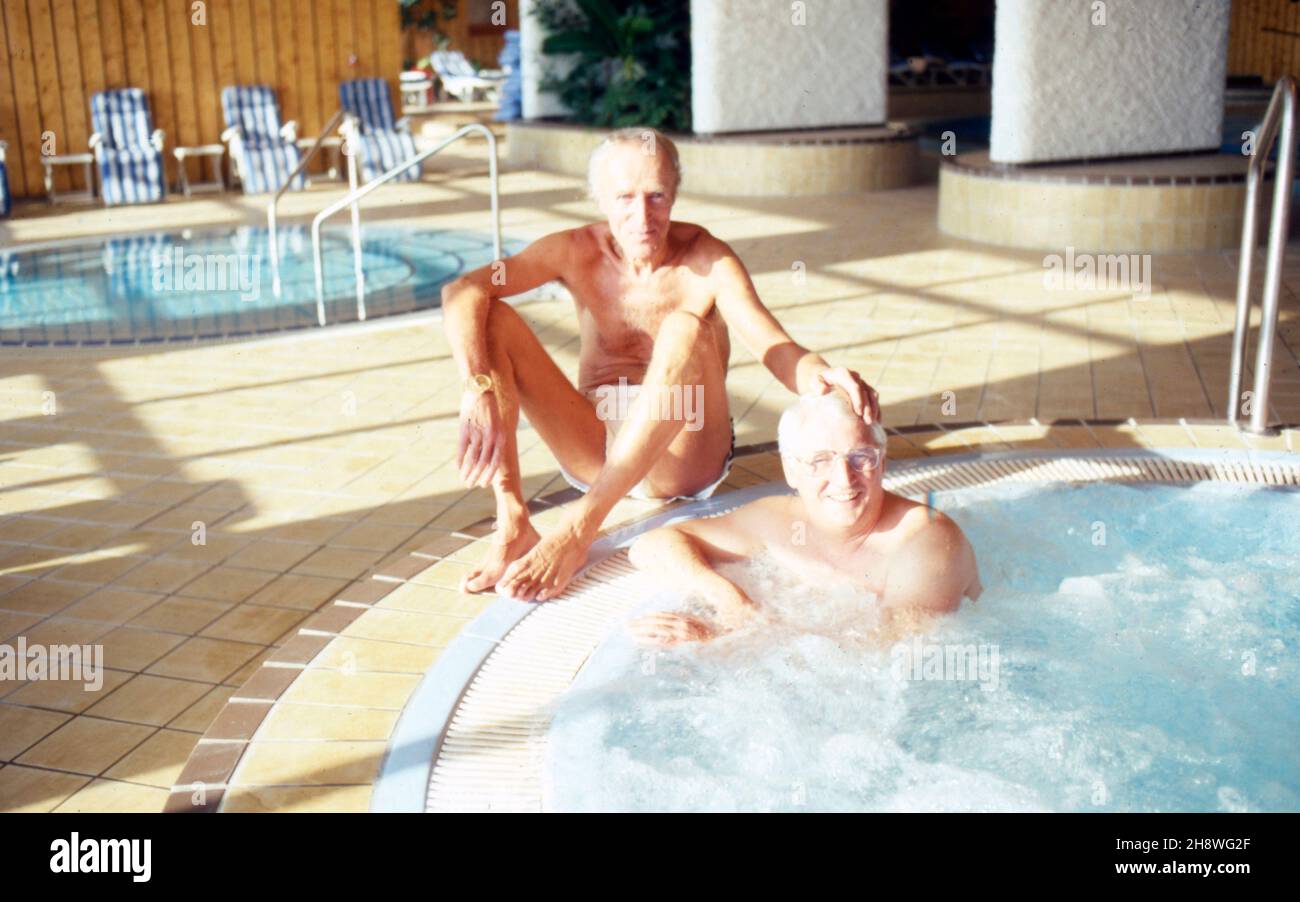 Manfred Köhnlechner, deutscher Verlagsmanager und Heilpraktiker (links), und Bundesstrainer Jupp Derwall beim Heilbad in Griesbach, Deutschland 1983. Der deutsche Verleger und Heilpraktiker Manfred Koehnlechner (links) und Trainer der deutschen Fußballnationalmannschaft Juppe Derwall bei einem therapeutischen Kurbad in Griesbach, Deutschland 1983. Stockfoto