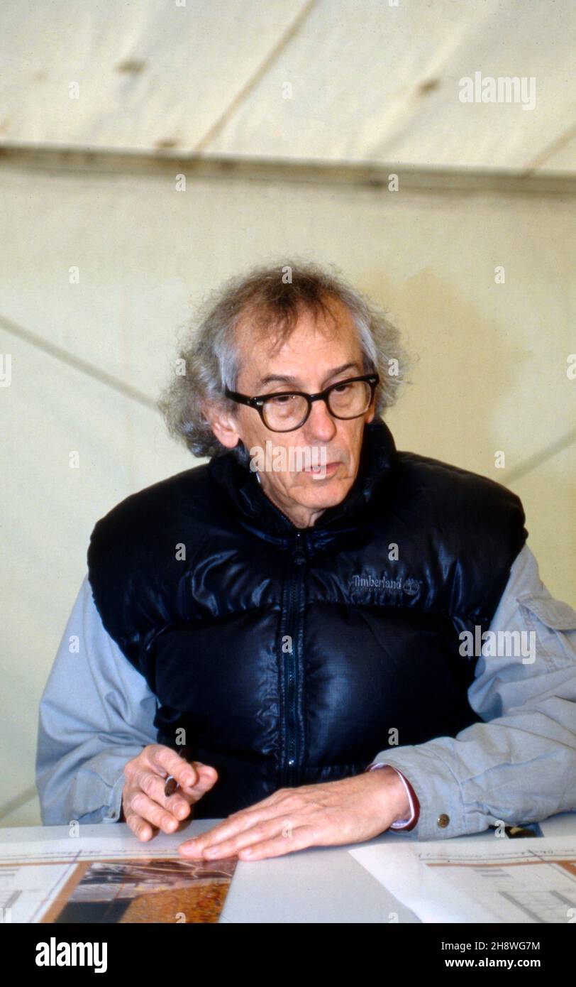 Verhüllungskünstler Christo, Deutschland um 1999. Verpackungskünstler Christo, Deutschland um 1999. Stockfoto