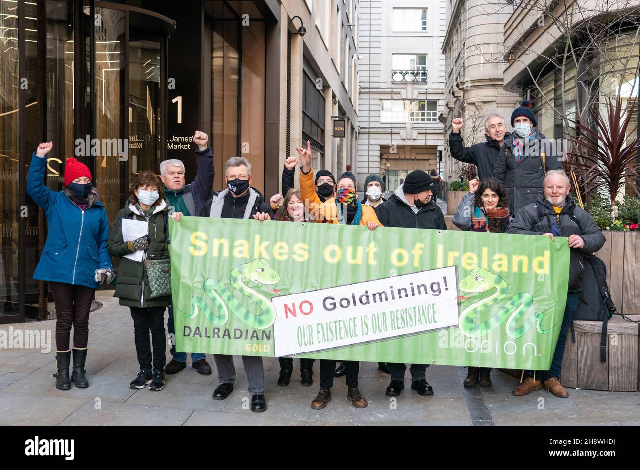 Demonstranten protestieren vor der Crown Estate Commission im Zentrum von London gegen den Goldabbau in den Sperrin-Bergen in der Grafschaft Tyrone in Nordirland. Bilddatum: Mittwoch, 22. September 2021. Stockfoto