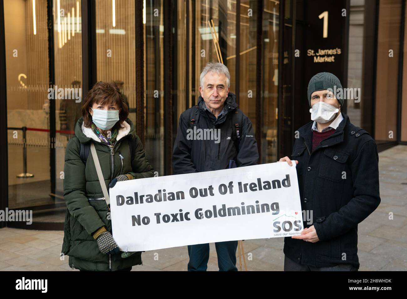 Die Demonstranten (von links nach rechts) Fidelma O'Kane, Cormac McAleer und Emmet McAleer nehmen an einem Protest vor der Crown Estate Commission im Zentrum von London gegen den Goldabbau in den Sperrin-Bergen in der Grafschaft Tyrone in Nordirland Teil. Bilddatum: Donnerstag, 2. Dezember 2021. Stockfoto