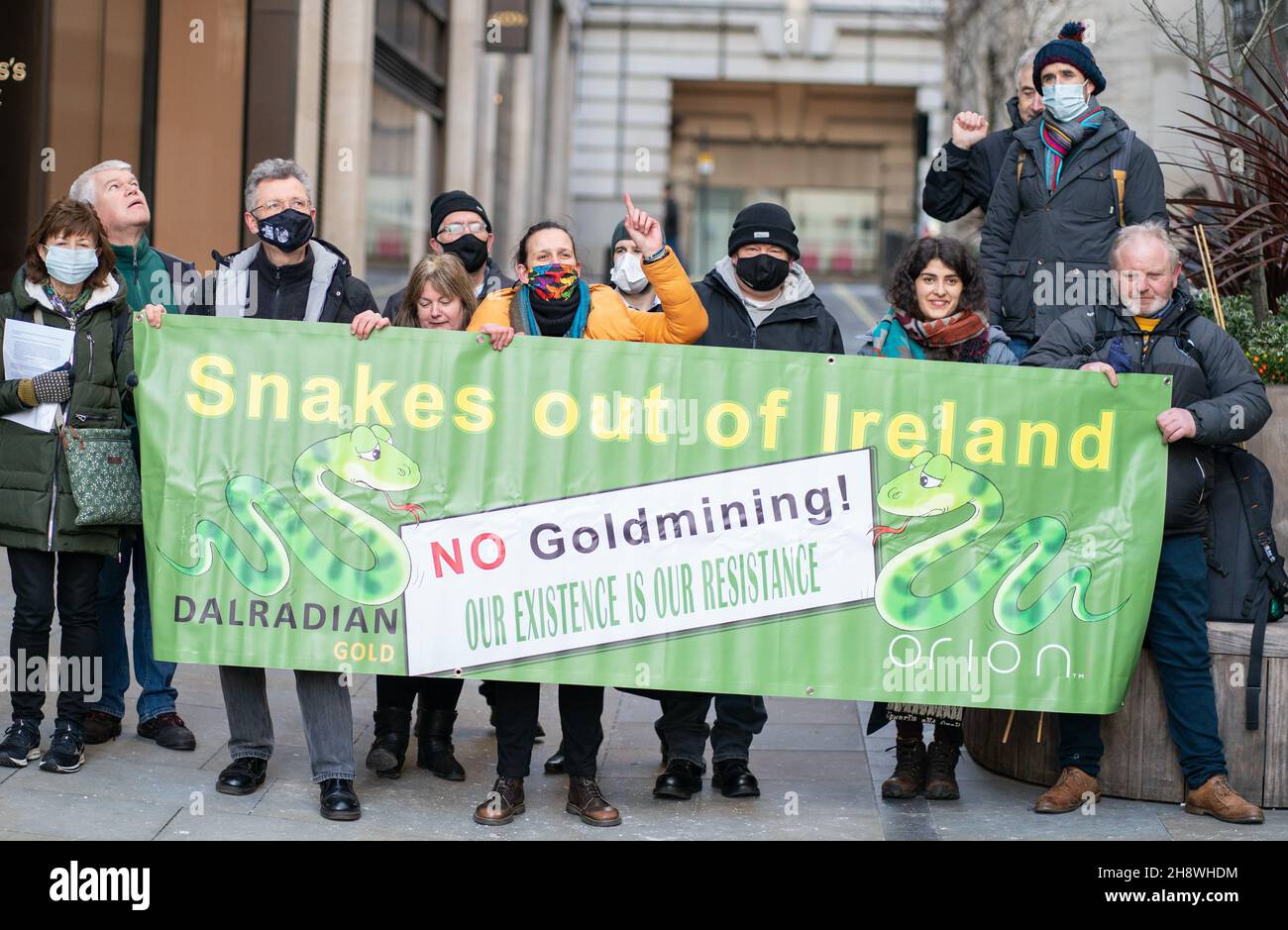 Demonstranten protestieren vor der Crown Estate Commission im Zentrum von London gegen den Goldabbau in den Sperrin-Bergen in der Grafschaft Tyrone in Nordirland. Bilddatum: Mittwoch, 22. September 2021. Stockfoto