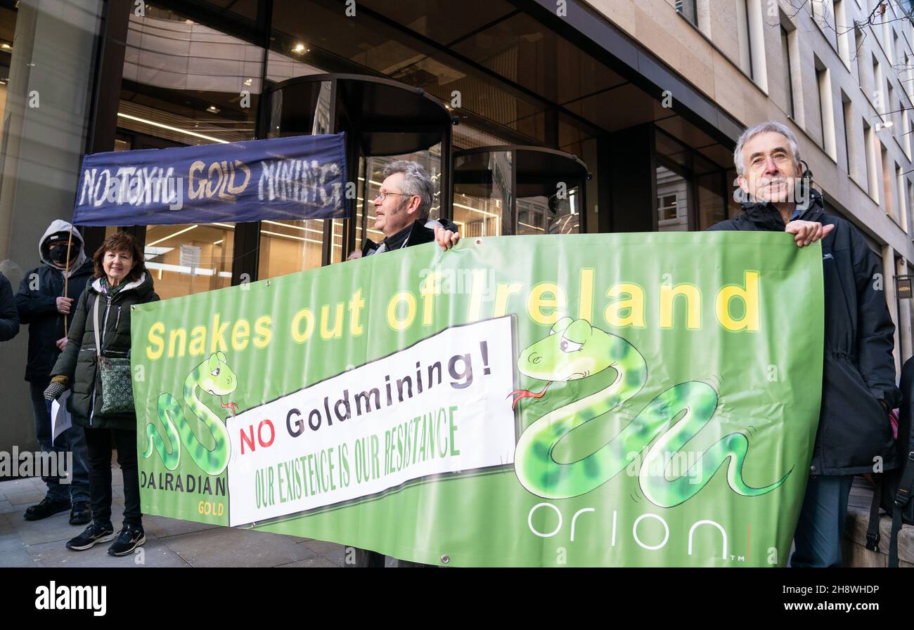 Demonstranten protestieren vor der Crown Estate Commission im Zentrum von London gegen den Goldabbau in den Sperrin-Bergen in der Grafschaft Tyrone in Nordirland. Bilddatum: Mittwoch, 22. September 2021. Stockfoto