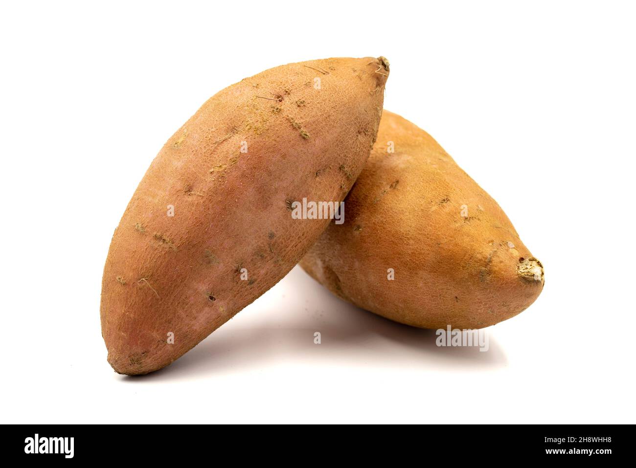 Süßkartoffeln auf weißem Hintergrund. Horizontale Ansicht. Nahaufnahme Stockfoto