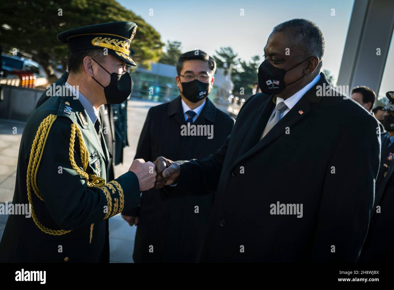 Seoul, Südkorea. 02nd Dez 2021. US-Verteidigungsminister Lloyd J. Austin III, rechts, wird südkoreanische Militärbeamte von der südkoreanischen Verteidigungsministerin Suh Wook, Mitte, während der Ankunftszeremonie im Ministerium für Nationale Verteidigung am 2. Dezember 2021 in Seoul, Südkorea, vorgestellt. Quelle: Chad McNeeley/DOD/Alamy Live News Stockfoto