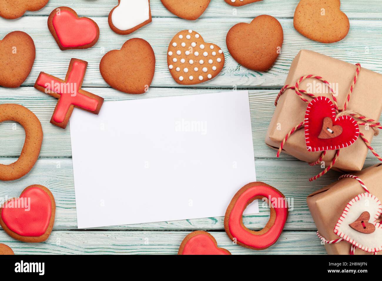 Valentinstagskonzept Grußkarte mit Lebkuchenkekse und Geschenkschachteln. Draufsicht flach liegend mit Kopierplatz Stockfoto