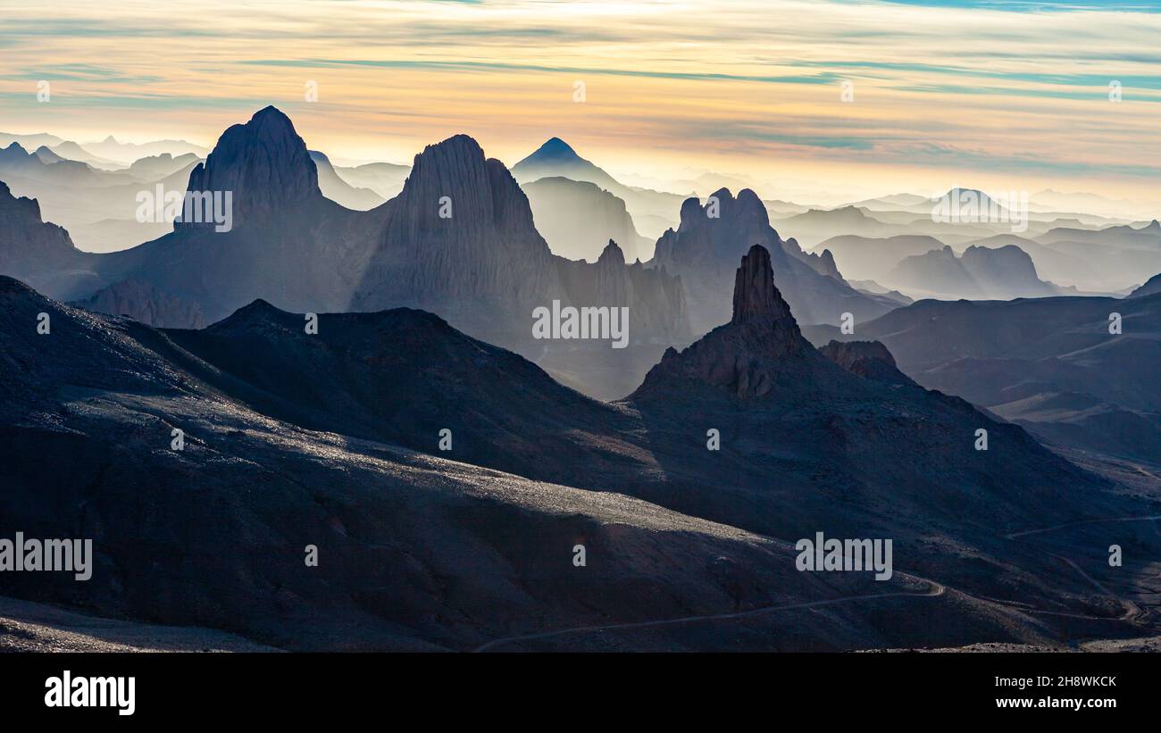 Ahaggar Berge in der sahara von algerien bei Sonnenaufgang Stockfoto