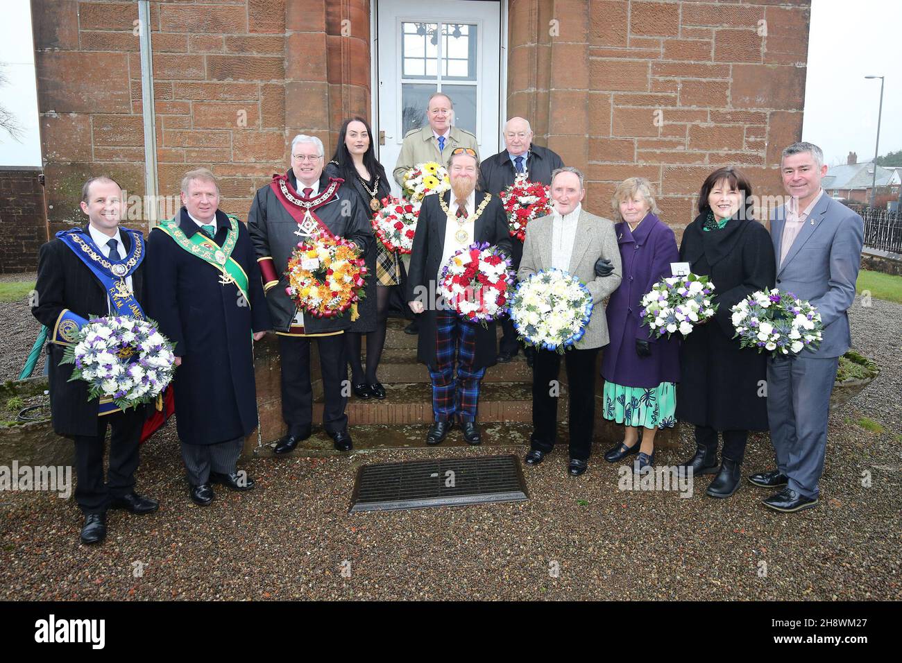 Mauchline, East Ayrshire, Schottland, Großbritannien, würdigte DIE Schotten Bard mit Kränzen im National Burns Memorial von Mauchline. Lokale Politiker und Mitglieder der Freimaurerlogen versammelten sich und lauschten der faszinierenden Geschichte rund um den Bau des Denkmals. Mauchline Burns Club führte dann ihre jährliche Kranzniederlegung zu Ehren des schottischen Dichters an seinem Geburtstag durch. Stockfoto