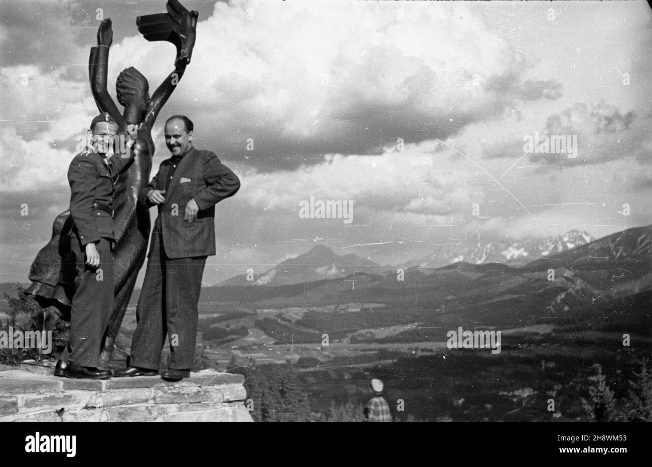 Zakopane, 1946. Tatry Zachodnie, szczyt Guba³ówka. NZ. br¹zowa rzeŸba Polonia Restituta d³uta Stanis³awa Kaniaka, która w 1937 r. zdobi³a polski pawilon na œwiatowej wystawie w Pary¿u. Z lewej fotoreporter Jerzy Baranowski Dok³adny miesi¹c i dzieñ wydarzenia nieustalone. bk PAP Zakopane, 1946. Westliche Tatra, Gubalowka Berg. Im Bild: Die Bronzeskulptur Polonia Restituta von Stanislawa Kaniaka, die den polnischen Pavillon während der Weltausstellung in Paris 1937 schmückte. bk PAP Stockfoto