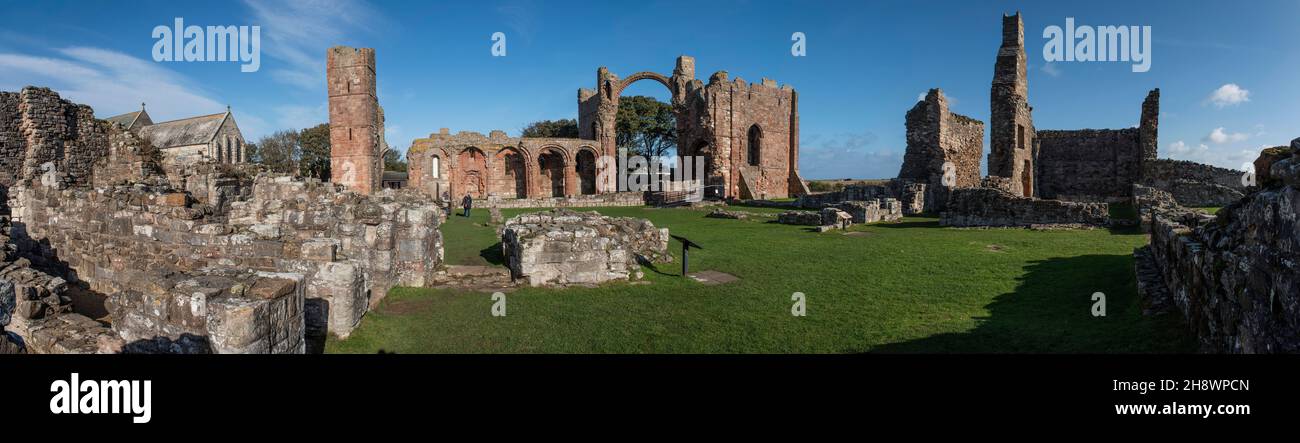Die Ruinen von Lindisfarne Priory auf Holy Island, Northumberland, UK Stockfoto